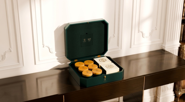 Six-piece Lacquer Box with Tea and Metropole Heritage Plate